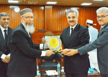 CJP Afridi visits PHC Bannu bench to show solidarity with judges