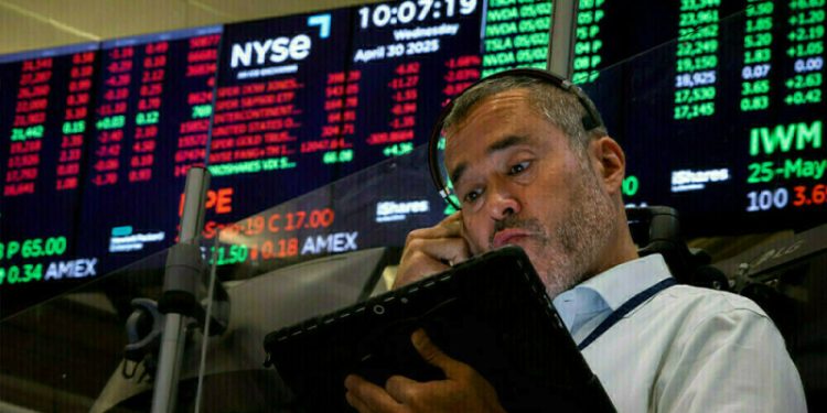 S&P flat as investors focus on trade developments