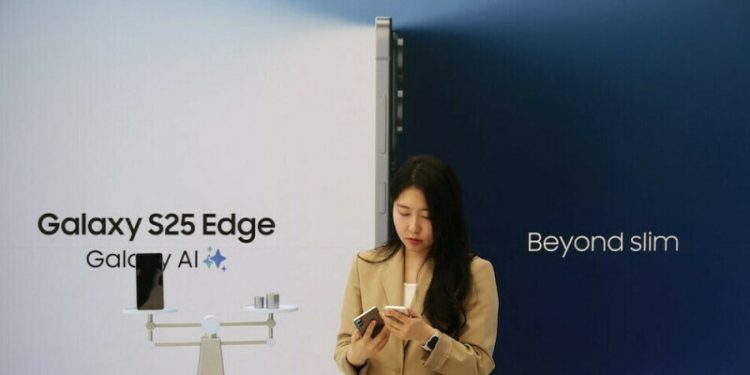 Samsung launches slimmest smartphone as races against rival Apple