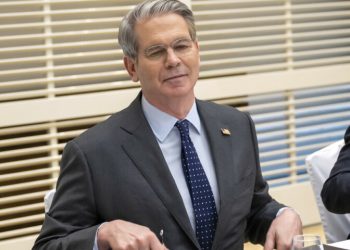 US, Chinese officials start Geneva talks on easing trade war, sources say