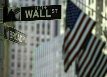 US stocks dip, UnitedHealth dives on report of criminal probe