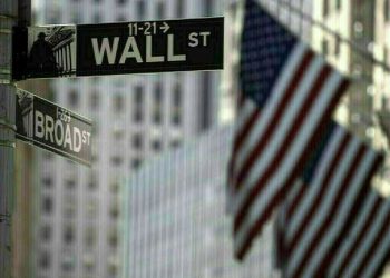 US stocks tumble as weak GDP data adds to recession fears