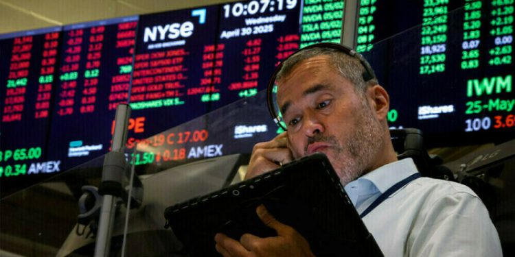 Wall St range-bound as caution sets in ahead of US-China talks