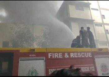 5 injured as blaze in Karachi’s Landhi factory continues to burn