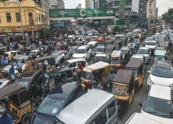 Sindh govt bans parking on Karachi’s ‘Wall Street’ to ease traffic flow