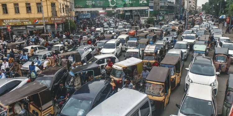 Sindh govt bans parking on Karachi’s ‘Wall Street’ to ease traffic flow