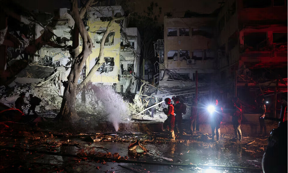 Emergency personnel operate after missiles were launched from Iran to Israel, in Tel Aviv, Israel, June 16, 2025. Photo: Reuters