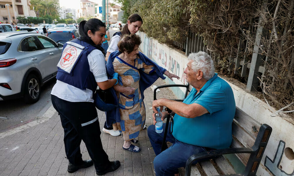  Emergency personnel assist a resident at an impacted residential site, following a missile attack from Iran on Israel, amid the Israel-Iran conflict in Be’er Sheva, Israel June 24, 2025. Photo: Reuters 