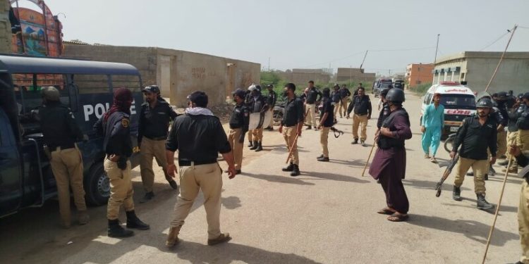 3 cops injured as tanker driver attempts to kidnap traffic officer in Karachi’s Manghopir: police
