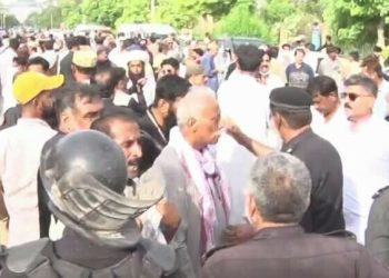 Traffic jams in Karachi as police use tear gas on protesters marching towards CM House