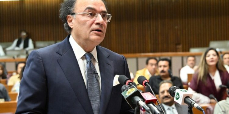 Budget FY26: Pakistan targets 4.2pc growth, slashes overall spending