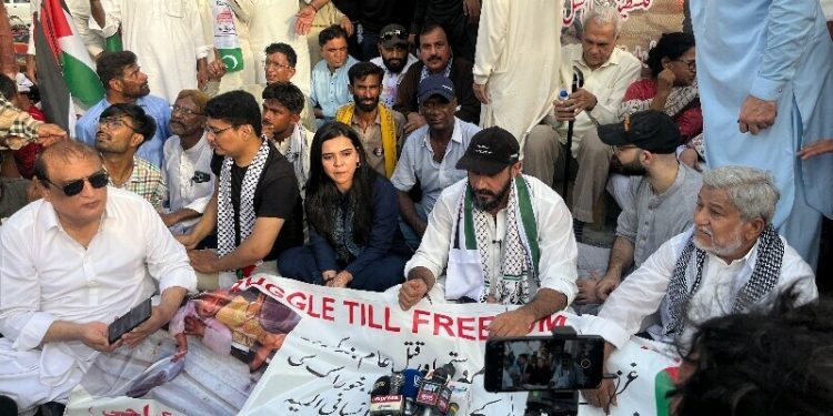 Detained Madleen activists advocating for free Palestine honoured in Karachi protest