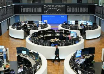 European shares flat as investors cautious ahead of US jobs data