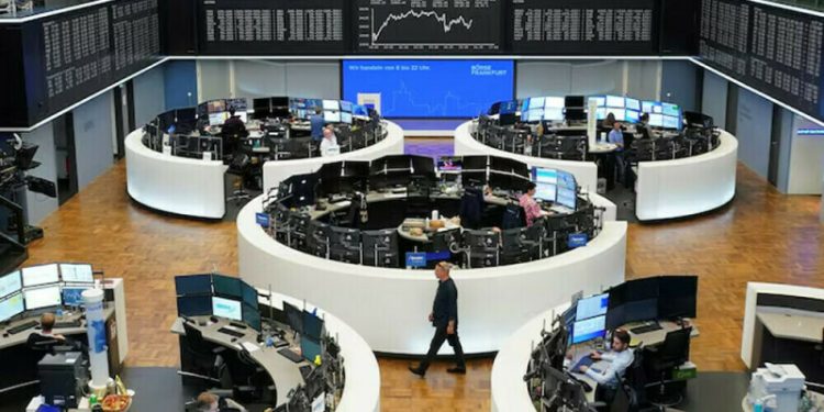 European shares flat as investors cautious ahead of US jobs data