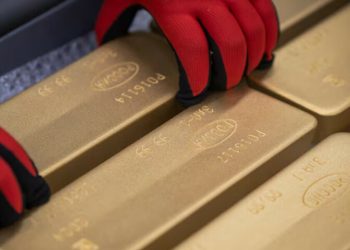 Gold falls as dollar strengthens ahead of key US inflation data