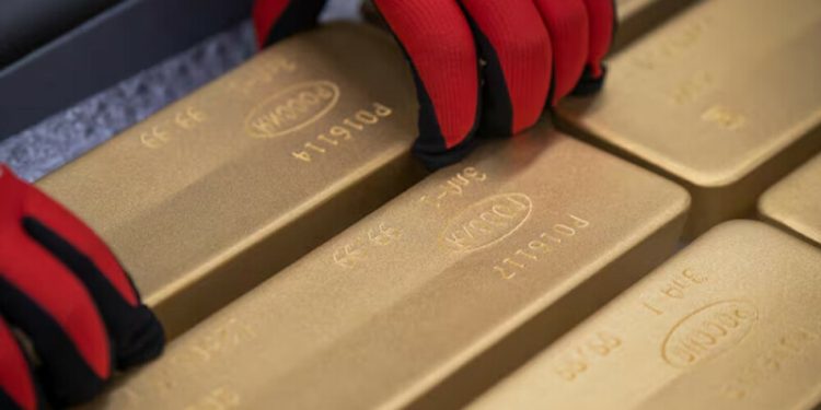 Gold falls as dollar strengthens ahead of key US inflation data