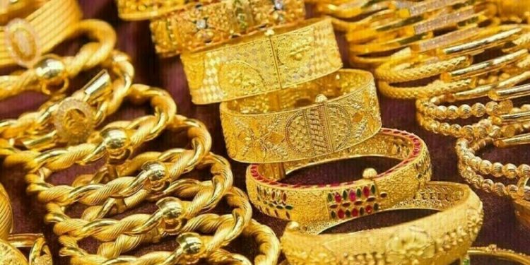 Gold price per tola surges Rs5,900 in Pakistan