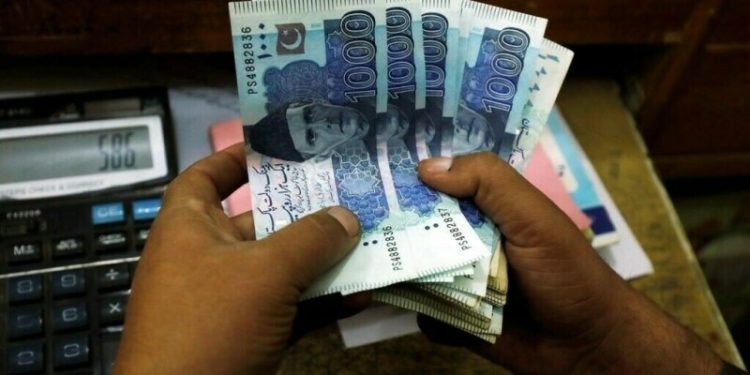 Minimum wage to remain unchanged at Rs37,000 in FY26, says Aurangzeb