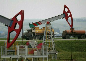 Oil edges up as geopolitical concerns and weaker dollar support