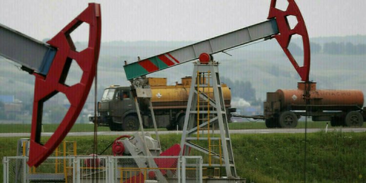 Oil edges up as geopolitical concerns and weaker dollar support