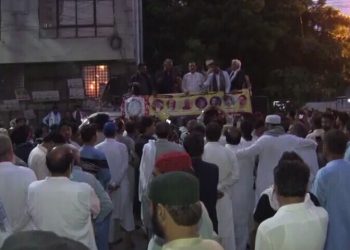 Police briefly detain govt employees protesting for pay hikes, promotions in Karachi