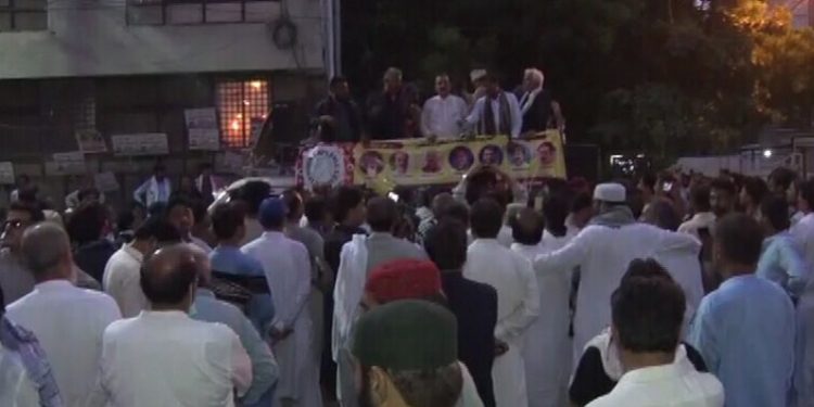 Police briefly detain govt employees protesting for pay hikes, promotions in Karachi