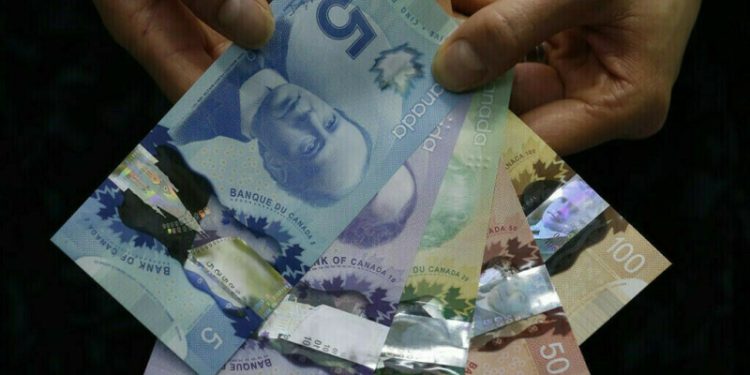 Surprise jobs gain helps Canadian dollar hold on to weekly move higher