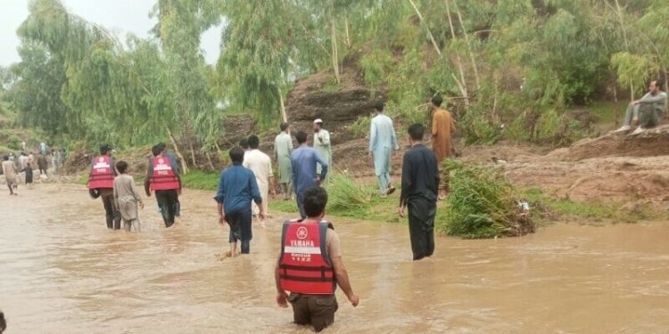 6 die in flash floods, rains in KP and Punjab