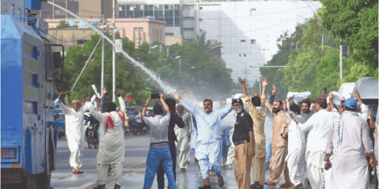 Gridlock as police break up Sindh govt employees’ march on CM House