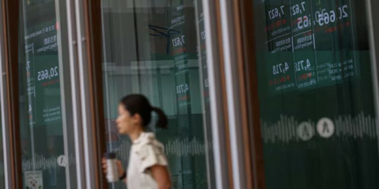 China, Hong Kong shares extend rally on Tibet dam project boost