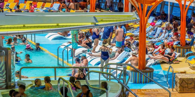 Disappointing photos show what it's actually like to go on a cruise