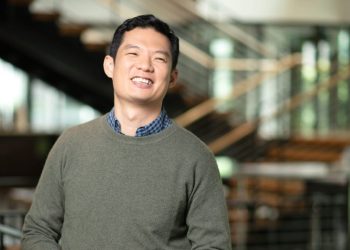 Former Amazon principal engineer says he spent '1-4 hours' reading daily &mdash; and it's part of the company's 'secret sauce'