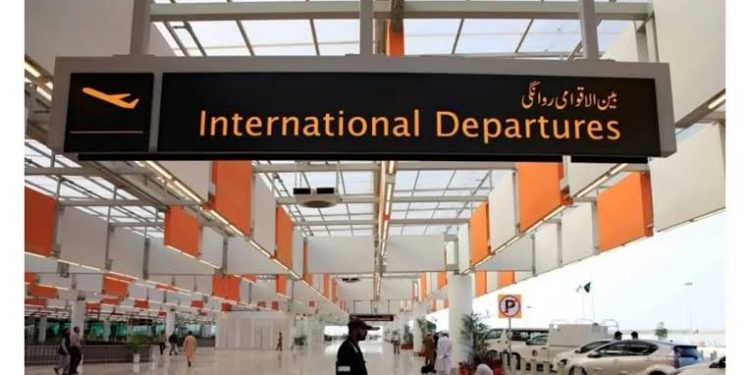 Over 336,999 Pakistanis Moved Abroad in Six Months