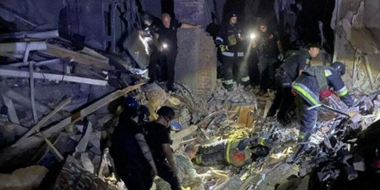 Russian strikes kill six in Ukraine