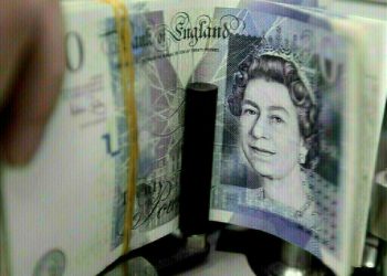 Sterling heads for weekly loss as fiscal concerns loom