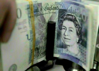 Sterling slips as weak growth data fuels rate cut expectations