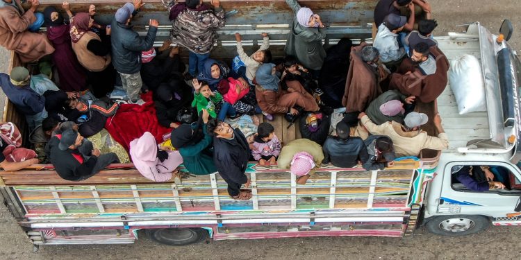 Syria evacuates Bedouins from clashes-hit Suwayda as shaky ceasefire holds