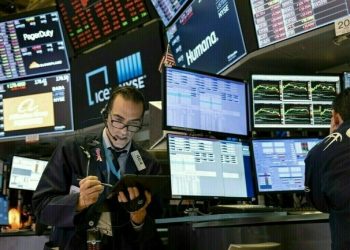 Wall St edges down after ADP shock; focus on trade talks, payrolls data