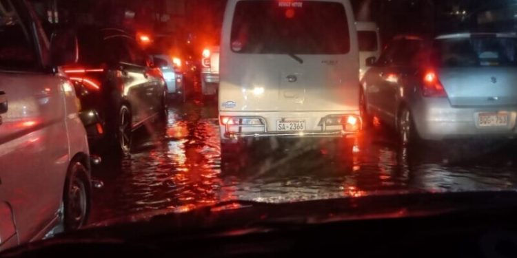 At least 7 dead as heavy rain lashes Karachi; commuters brave hours-long traffic jams
