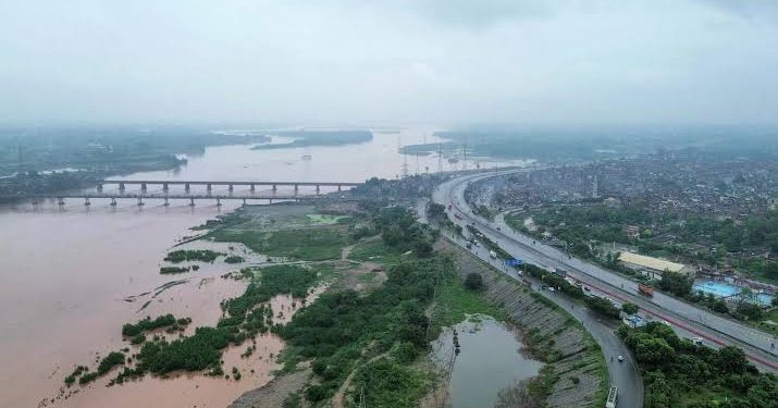 Chenab River Embankment Breaks at Gujranwala to Protect Sialkot and Wazirabad from Floods