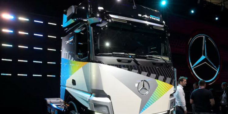 Daimler Truck shares fall after company cuts FY outlook