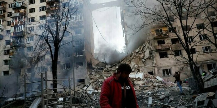 Deadly Russian attack kills 15 in Kyiv, raising fears for peace talks