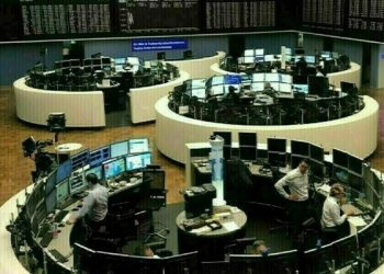 European shares edge lower ahead of Powell’s speech