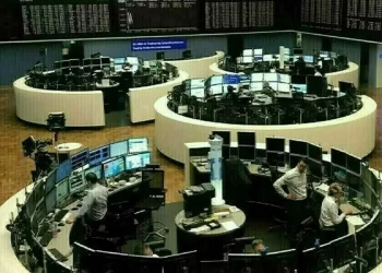 European shares fall on French political risks, Fed independence concerns