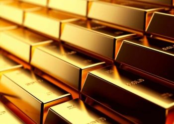 Gold edges down as dollar firms; investors eye U.S. economic data