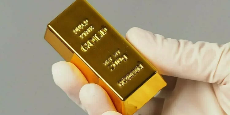 Gold price per tola gains Rs900 in Pakistan