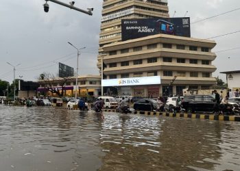 Heavy rain leaves main roads flooded in Karachi; several areas without power