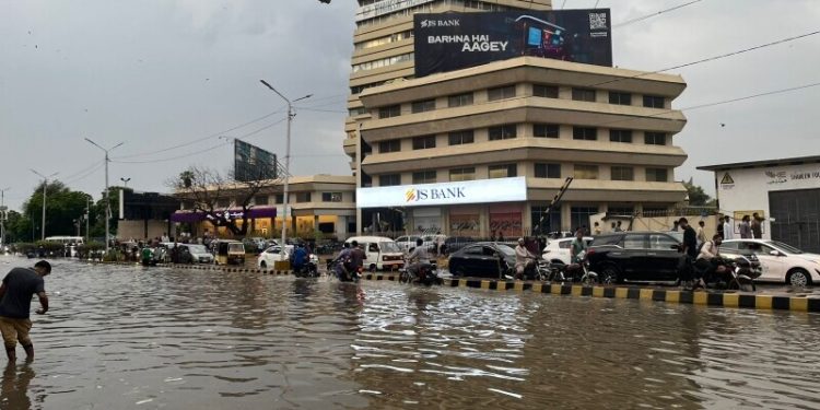 Heavy rain leaves main roads flooded in Karachi; several areas without power