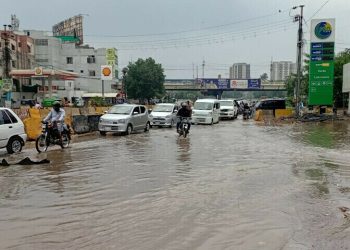 Karachi continues to receive heavy rain; main streets flooded, several areas without power