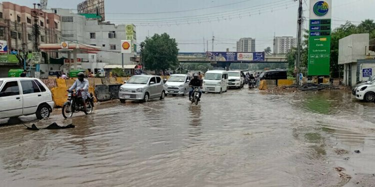 Karachi continues to receive heavy rain; main streets flooded, several areas without power